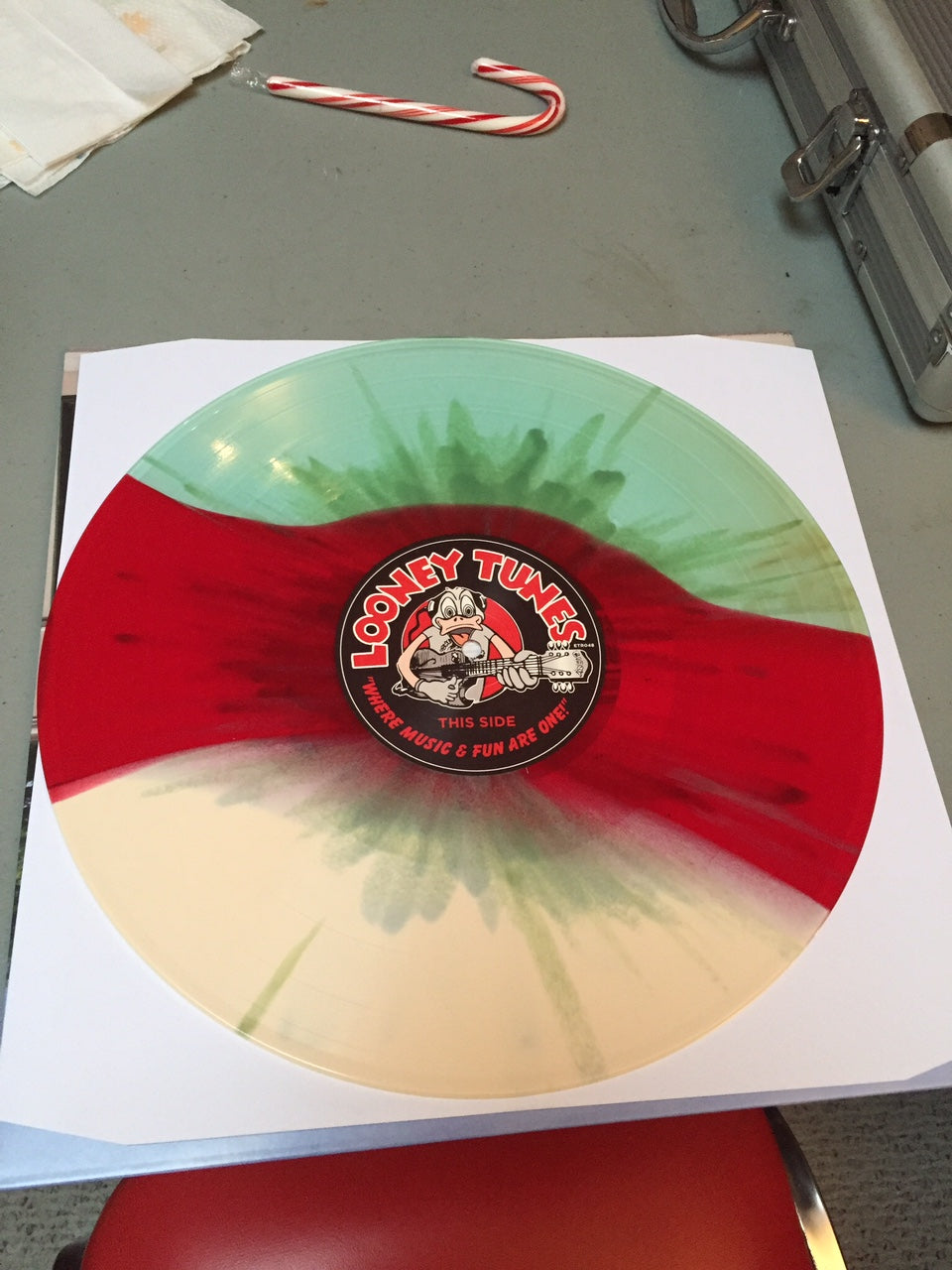 KEVIN DEVINE- LIVE AT LOONEY TUNES (ETR048)